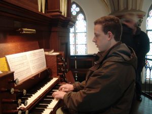 David Dubbink uit Utrecht bereidt zich voor aan de speeltafel van het Halmshaw-orgel 1860 in Neuenhaus 