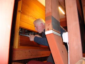 Gerrit Geerds stimmte die Zungenregister der Halmshaw-Orgel